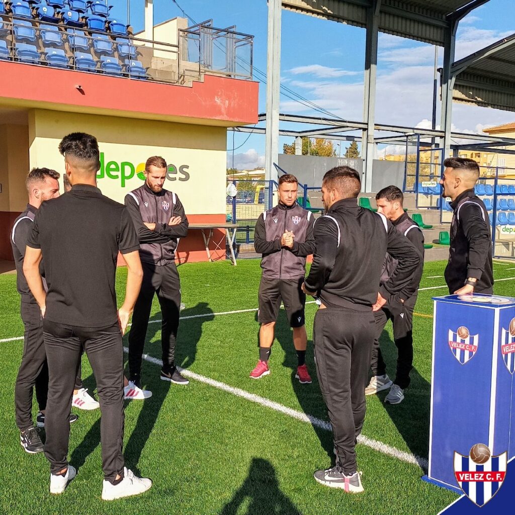 Dos goles en los minutos finales de la primera parte dieron la victoria al Vélez CF ante una UD Tamaraceite que sigue colista (2-0) 
