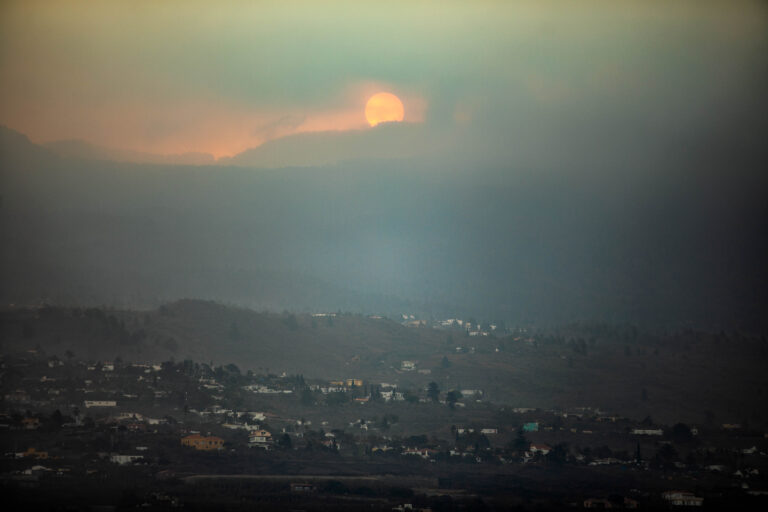 La nube de ceniza permanecerá orientada al suroeste de La Palma y no se prevé que afecte al aeropuerto