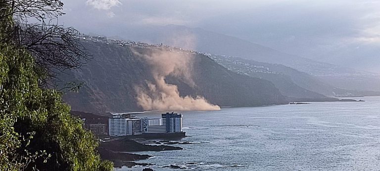 Un desprendimiento de tierra sorprende a la costa norte de Tenerife