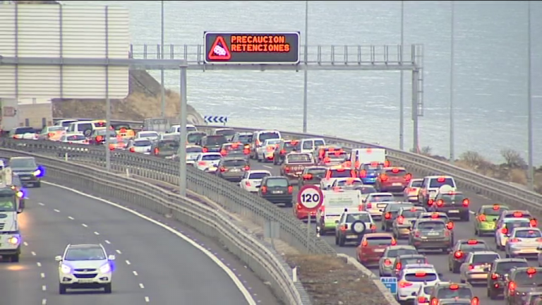 Alertan de que Tenerife ha superado la capacidad de carga de coches