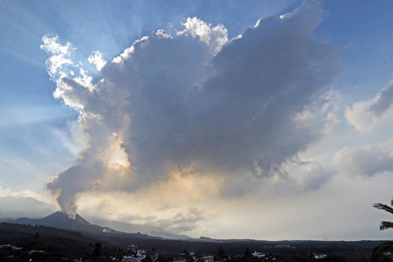 La lava sigue avanzando, pero no afecta a nuevas zonas