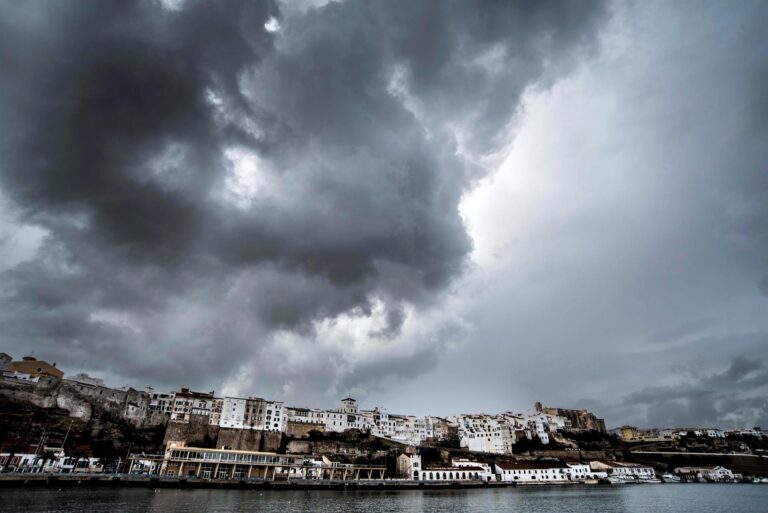 Frío, nevadas copiosas y lluvias intensas se apoderan de media España