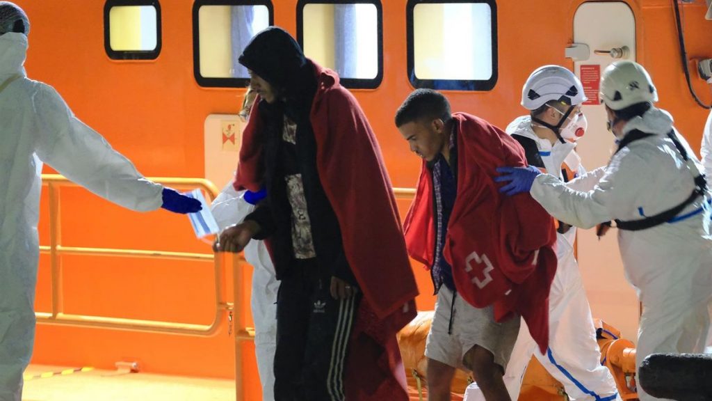 Salvamento Marítimo ha rescatado a 113 inmigrantes, entre ellos 25 mujeres y doce menores, en dos lanchas neumáticas localizadas este domingo al este de Fuerteventura y Lanzarote, según han informado esta noche fuentes de los servicios de emergencia. Poco antes de las 15:00 hora canaria, la Guardia Civil comunicó al centro de Salvamento Marítimo en Las Palmas la posible salida de una patera desde las costas de Tan-Tan (Marruecos) hacia Canarias. Tras la alerta, se movilizó el avión Sasemar 103 y a la Guardamar Concepción Arenal que se dirigió a la zona. Cuando la embarcación de Salvamento Marítimo navegaba hacia allí, se recibió el aviso de otra patera más cercana, en la que viajaban 60 personas: doce mujeres y cinco bebés de origen subsahariano y 43 hombres adultos de origen magrebí. La Guardamar Concepción Arenal rescató a esos inmigrantes a las 17:15 horas, para poner rumbo después hacia el nordeste de Lanzarote, hacia la posición de otra neumática avistada por el avión. En esta segunda zódiac iban 53 personas de origen subsahariano: 33 varones, 13 mujeres y siete menores. La Guardamar Concepción Arenal se navega con estas 113 personas hacia el puerto de Arrecife, en Lanzarote. Mientras tanto, la Guardamar Polimnia y la Salvamar Macondo están movilizadas en el sur de Gran Canaria para prestar ayuda al menos dos pateras detectadas en la zona de las que por el momento no hay más datos.