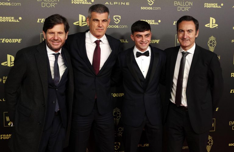 Pedri recuerda a La Palma al recibir el trofeo Kopa, el Balón de Oro al mejor jugador sub-21