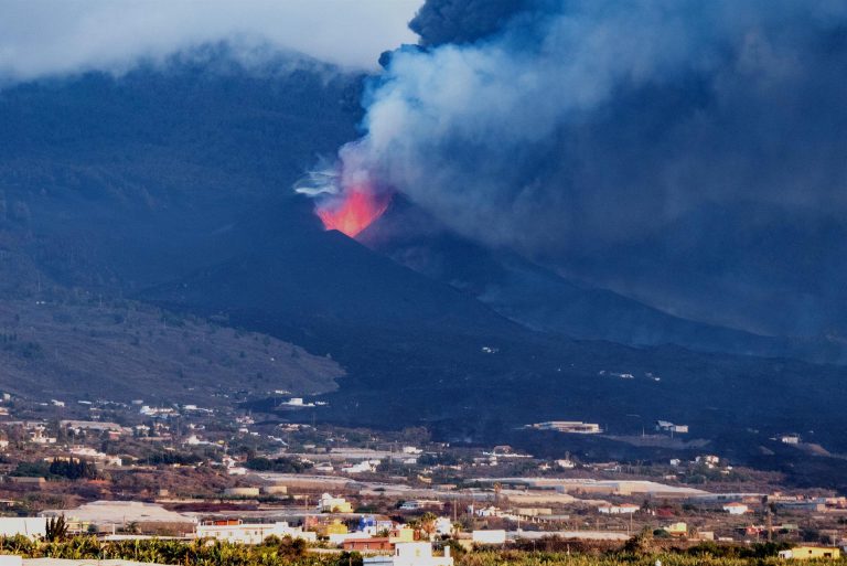 Restringen el uso de la carretera de Puerto Naos por la proximidad de la colada