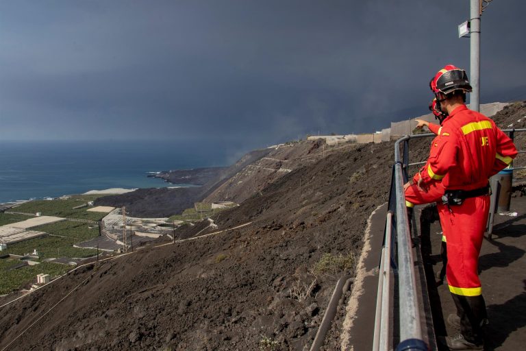 La falta de vegetación se hace notar en un paisaje de ceniza y lava