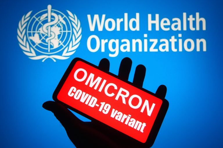 La OMS advierte de que ómicron tiene un riesgo global de propagación «alto» y pide a los países preparación