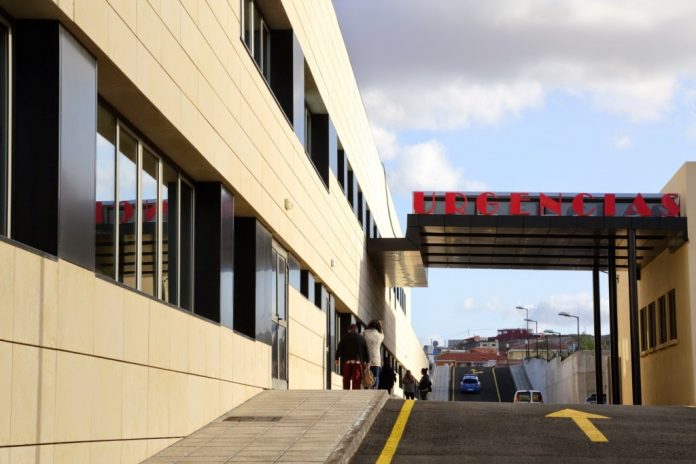 Tres heridos, uno grave, tras el choque frontal de dos vehículos en el sur de Fuerteventura. Arriba, imagen de archivo, de Urgencias den el Hospital General de Fuerteventura.