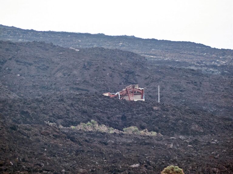 Con el volcán apagado, los técnicos y científicos se dan su primer respiro