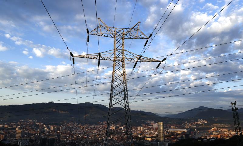 La luz cae casi un 3 % y costará este domingo 213,1 euros/MWh