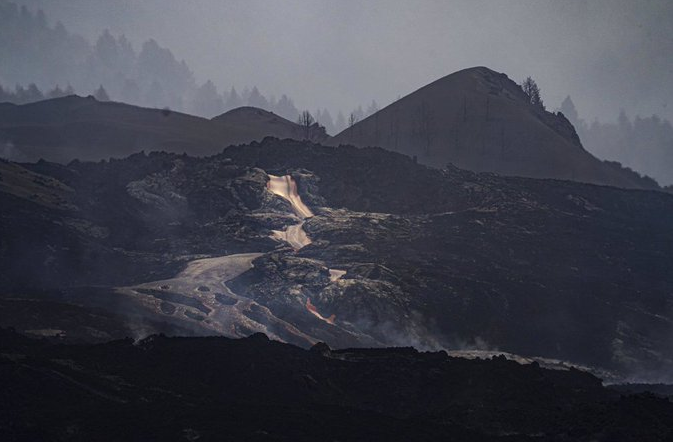 Los vecinos del barrio de La Laguna continúan atentos al avance de la lava