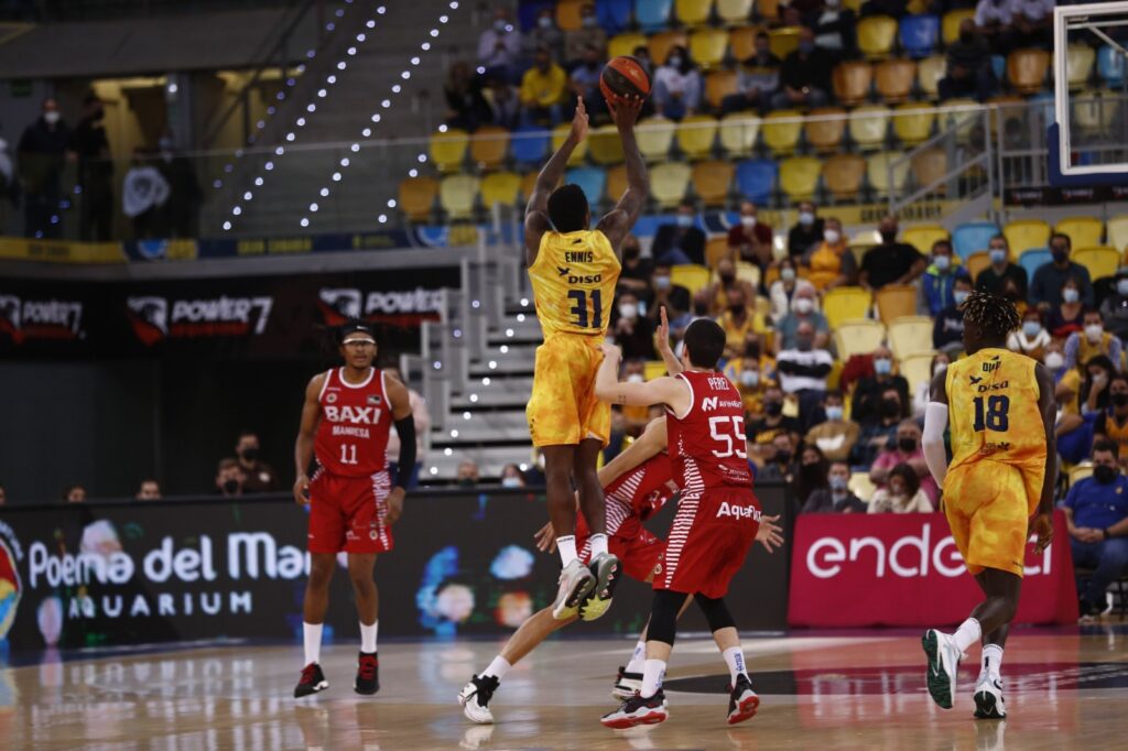 El BAXI Manresa dominó el último cuarto en un partido muy igualado. Dylan Ennis dirigió el intento de remontada hasta la bocina