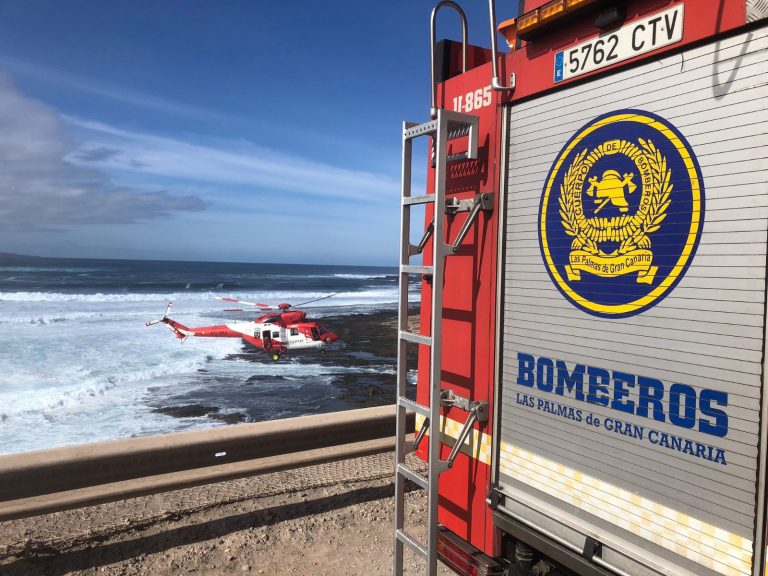 Rescatan a un hombre que cayó en una zona de rocas de El Confital