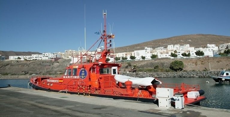 Rescatan a 200 personas de cuatro cayucos en aguas canarias