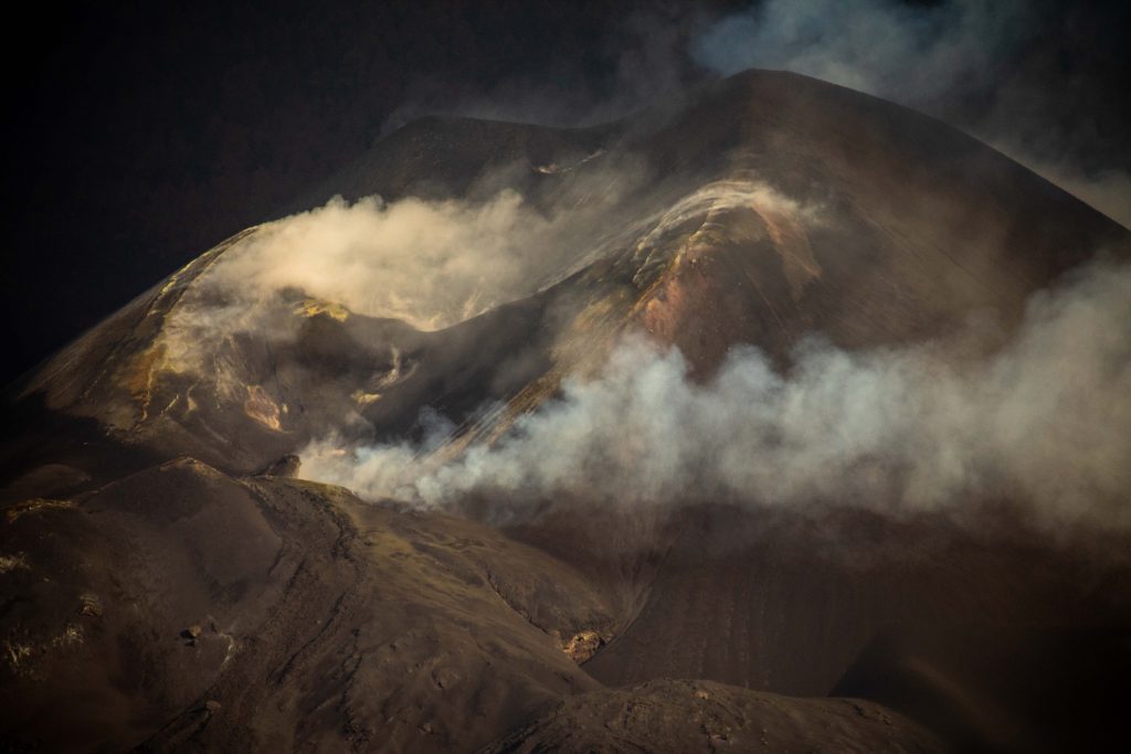 La colada al norte de la Montaña de Cogote se lleva por delante nuevas viviendas