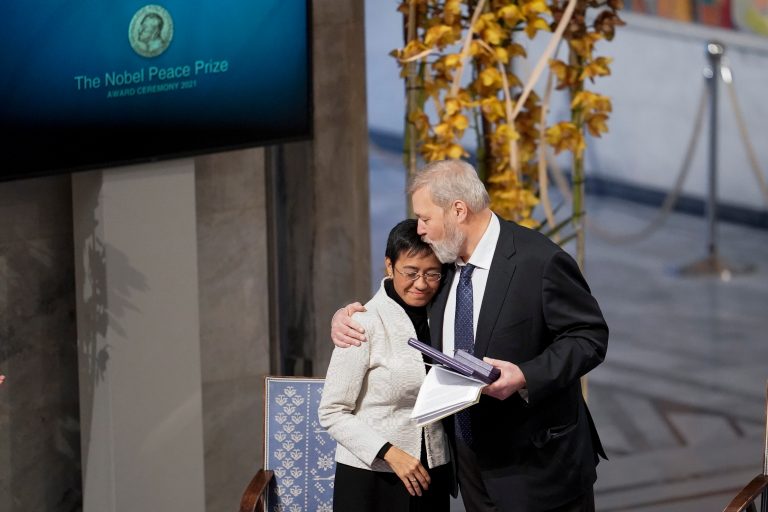 Los periodistas Maria Ressa y Dimitri Muratov reciben el premio Nobel de la Paz