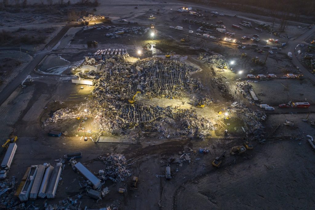 Los trabajadores de la fábrica arrasada en Kentucky fueron amenazados si abandonaban el trabajo