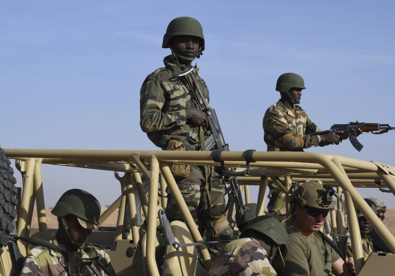 Más de un centenar de muertos durante un ataque terrorista contra una base del G5 Sahel en Níger