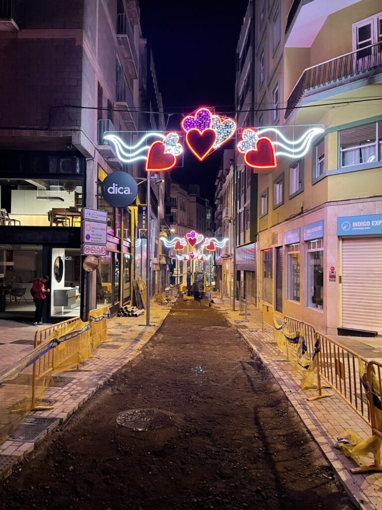 La calle Imeldo Serís lleva meses en remodelación, lo que ha provocado múltiples quejas de vecinos y comerciantes. Estará abierta en Navidad, según el alcalde de Santa Cruz