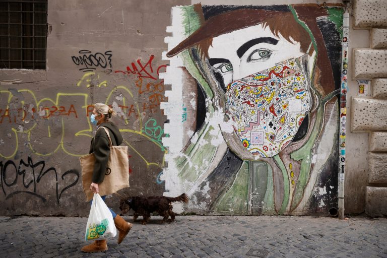 Italia vuelve a imponer el uso obligatorio de la mascarilla en gran parte del país