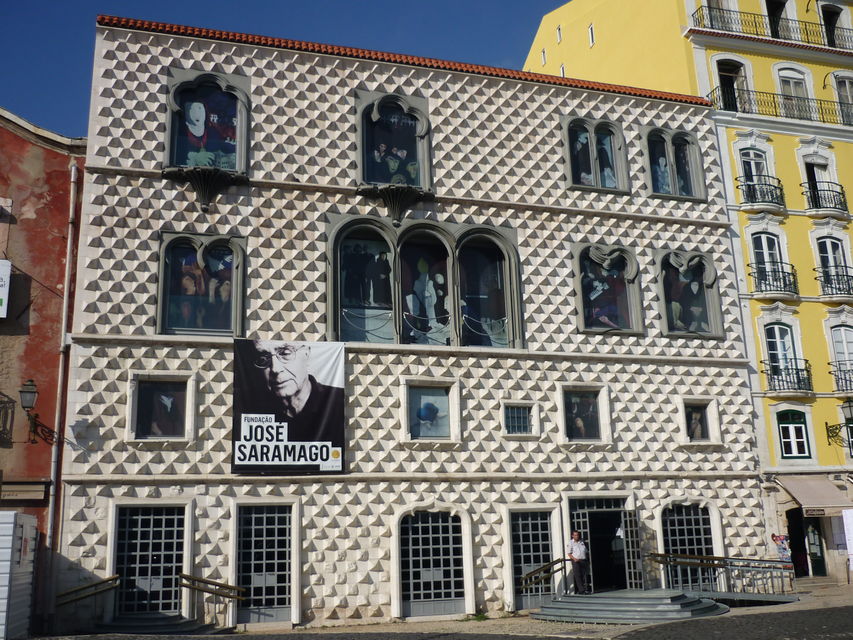 El premio Eduardo Lourenço se otorga cada año a personas o instituciones que fomenten la cooperación cultural entre Portugal y España