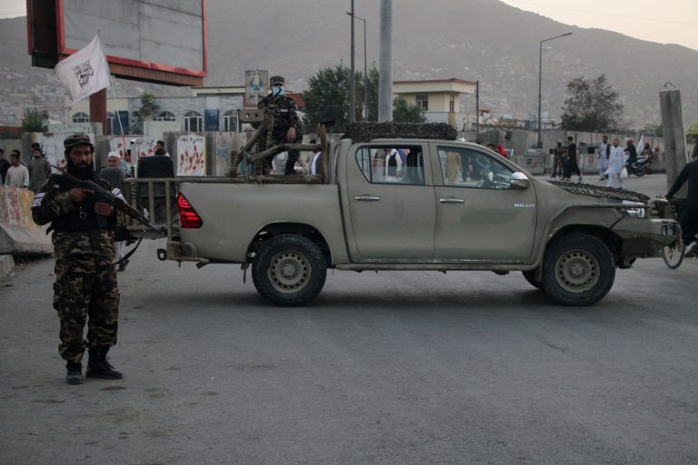 Decenas de mujeres protestan en Kabul contra las medidas «discriminatorias» aprobadas por los talibanes