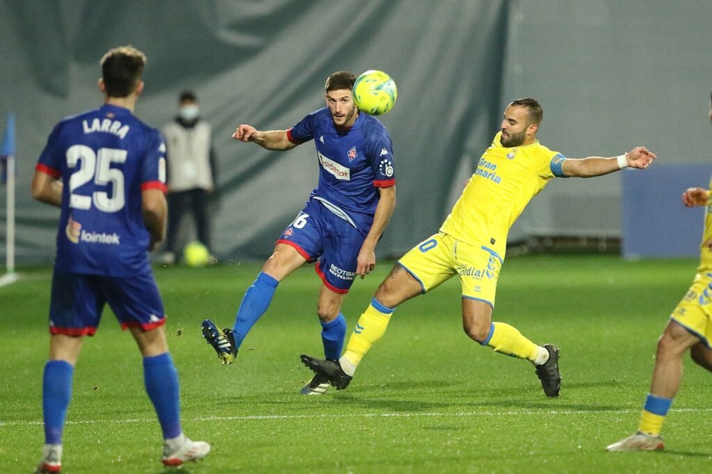 La UD Las Palmas empató un gol tempranero del Amorebieta, pero no fue capaz de sentenciar un partido en el que tuvo el control del balón