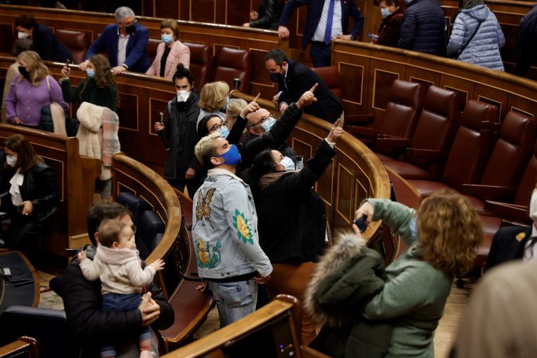 Ciudadanos de toda España visitan el Congreso en las jornadas de puertas abiertas