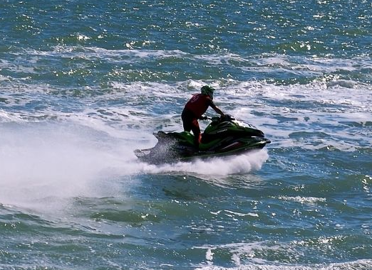 Investigan al propietario de una empresa de alquiler de motos de agua por falsear sus matrículas