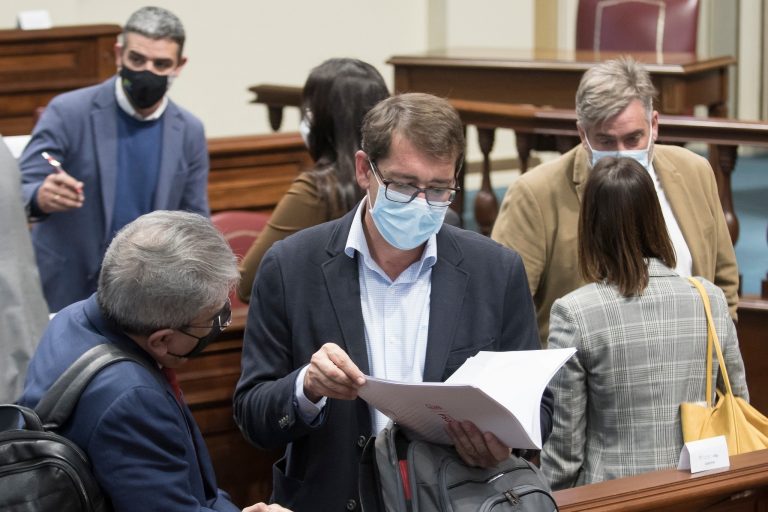 Polémica en el Parlamento por la gestión de la dependencia en la anterior legislatura