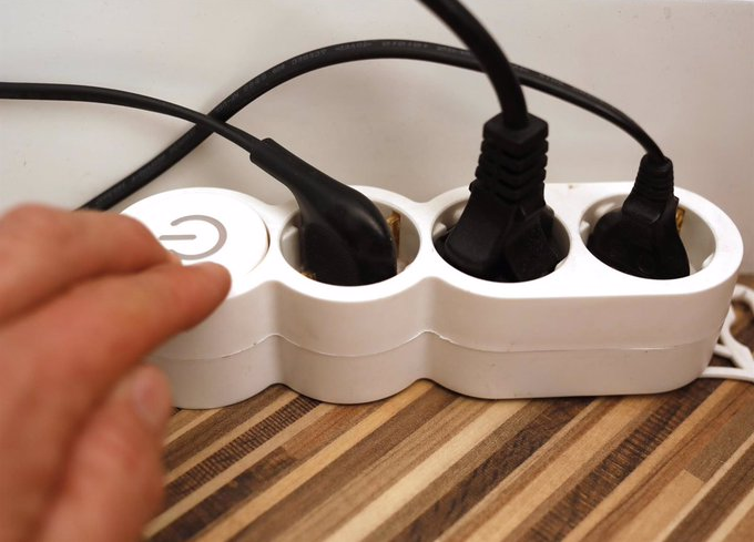 El precio de la luz sube este viernes un 2,5 % y se sitúa en 226,15 euros/MWh