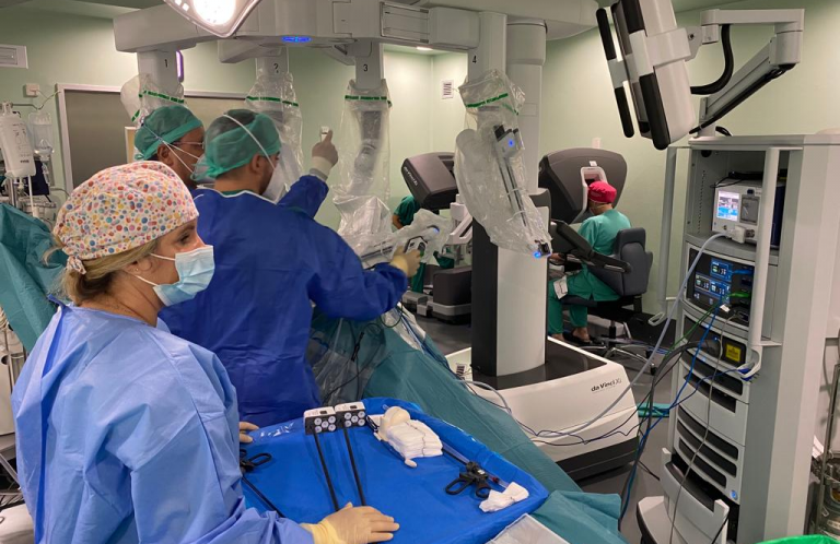 El asistente robótico Da Vinci ayuda a operar un tumor torácico en el Doctor Negrín