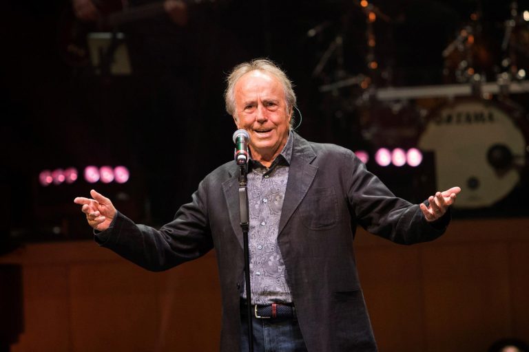 Joan Manuel Serrat anuncia que se retira de los escenarios con la gira de 2022