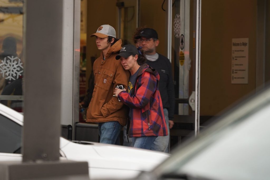 La Fiscalía presentó los cargos contra los padres del joven tras argumentar que ignoraron mensajes amenazadores hallados en la habitación del joven