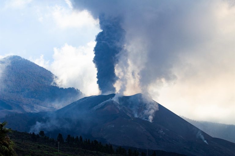 Un sistema de fisuras pudo evitar un colapso catastrófico en Cumbre Vieja