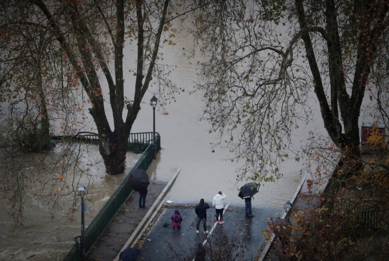 Las fuertes lluvias dejan un fallecido y graves inundaciones en Navarra