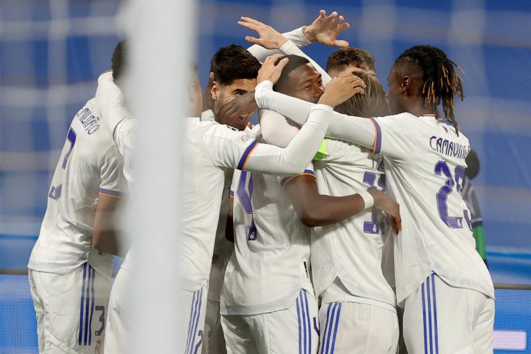 El Atlético sobrevive hacia octavos; el Real Madrid, primero