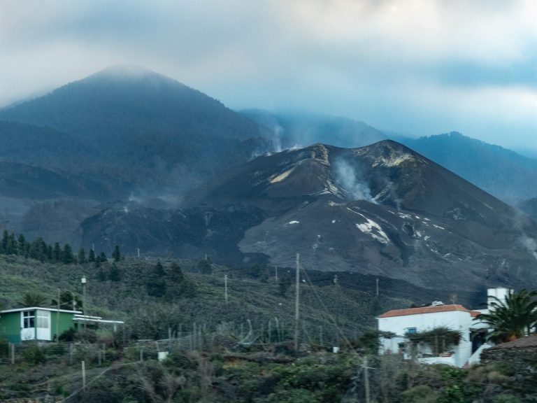 Intensa desgasificación del volcán de La Palma y sin deformaciones, según el IGN