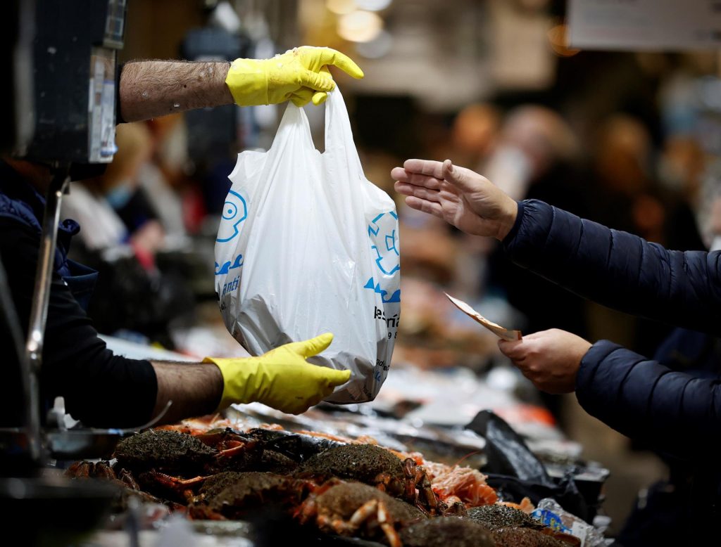 Los mercados se llenan de compradores para la cena de Nochevieja