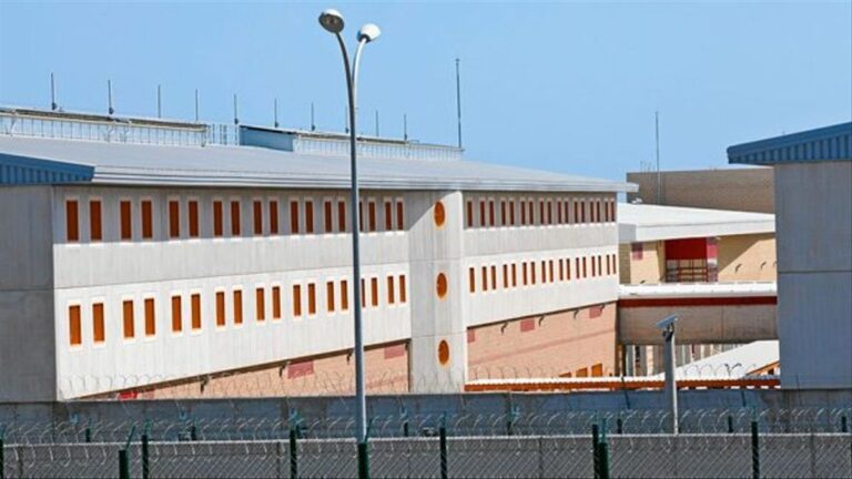 Los trabajadores de Las Palmas II solicitan medidas para evitar microteléfonos entre los internos