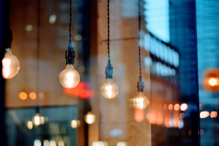 La luz se desploma un 49% hasta situarse en 108,73 euros/MWh