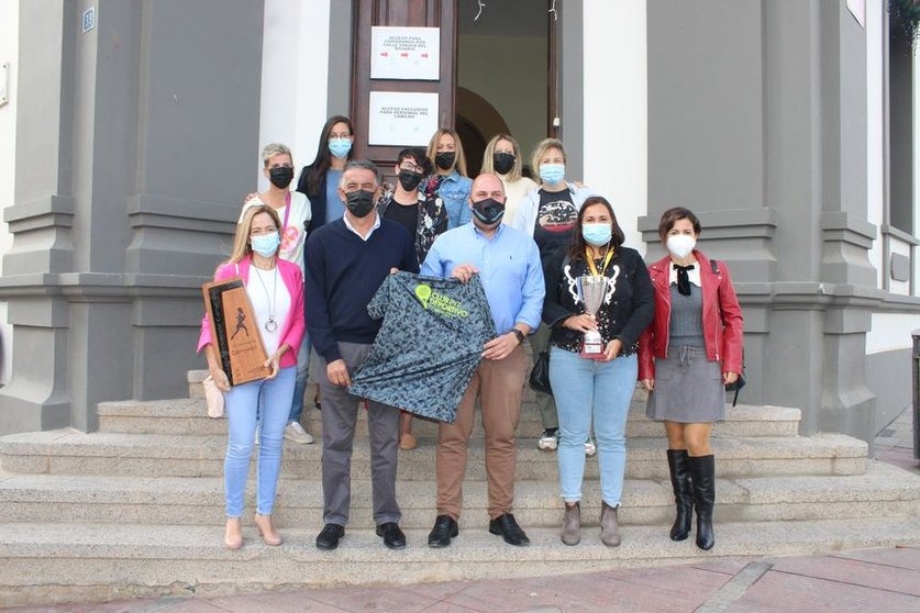 El presidente del Cabildo majorero, Sergio Lloret, y el consejero de Deportes, Claudio Gutiérrez, recibieron este jueves al equipo de Pádel Indoor Fran y Chemi