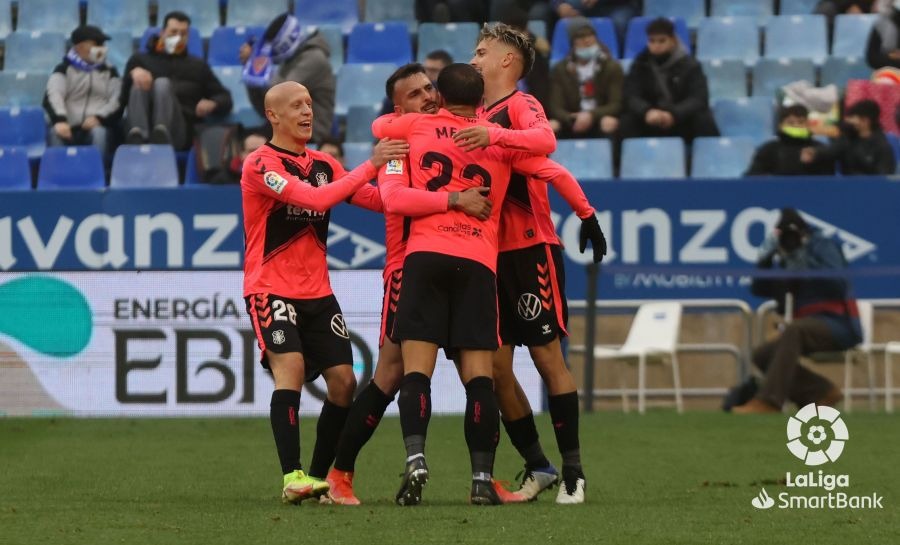 El CD Tenerife se hizo en la Romareda con un partido bien controlado desde el principio con dos goles de Elady Zorrilla y Víctor Mollejo