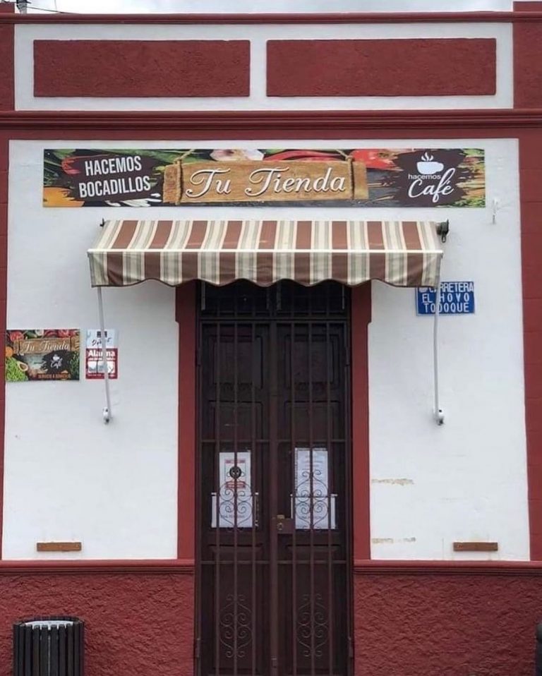 Una vecina de La Palma reabre su tienda después de que el volcán destruyese la primera