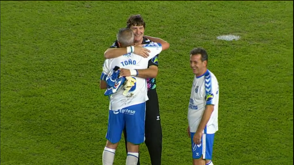 Las leyendas del Tenerife y el Real Madrid, unidas en el partido solidario por La Palma