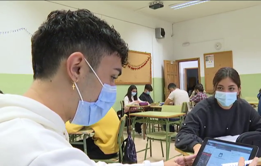 Aumenta el contagio en alumnos en los centros de la islas aunque baja el de profesores