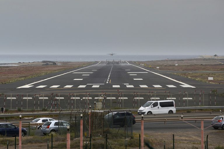 Un avión sufrió la explosión de un motor tras despegar de Lanzarote
