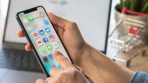 Denuncian a varias redes sociales por ocultar anuncios referentes a la mujer