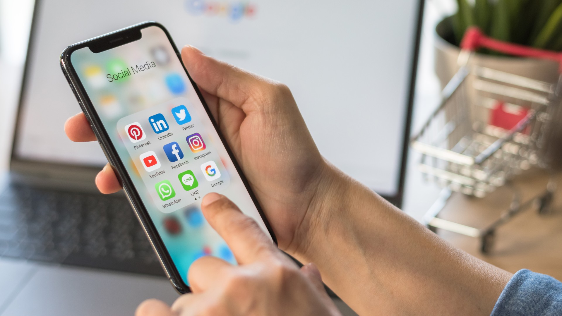 Dos años de prisión por engañar a una menor y obtener fotos suyas desnuda