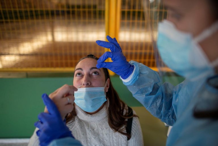 Canarias registra ocho fallecimientos y 1.228 casos de COVID-19